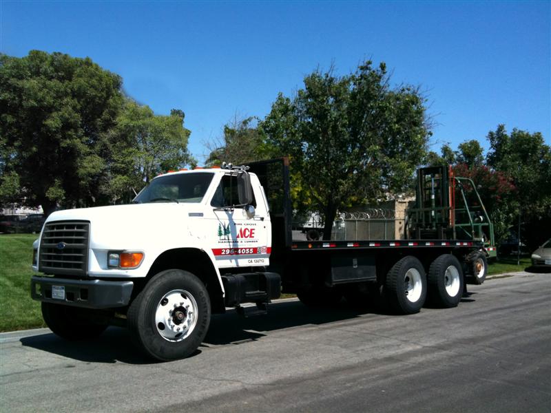 West Auctions Auction 1996 Ford Ft900 Flatbed With Piggy Back Forklift Item 1996 Ford Ft900 Flatbed With Piggy Back Forklift