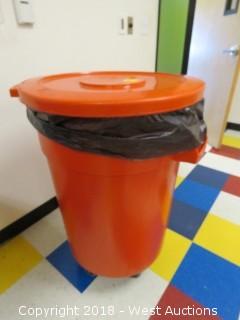 Trash Bin with Lid on Casters