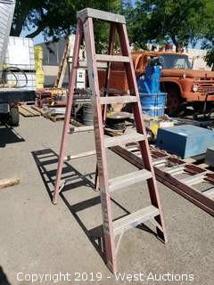 Louisville 5' Fiberglass Ladder