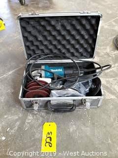 Makita 9557PB 4 ½" Angle Grinder With Grinding Discs And Case