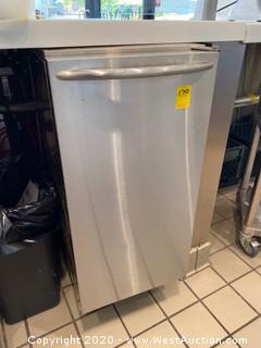 Ice-O-Matic 14 7/8" Air Cooled Undercounter Nugget Cube Ice Machine with 22 lb. Bin - 85 lb.
