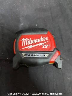 (1) Milwaukee 25' Magnetic Tape Measure 