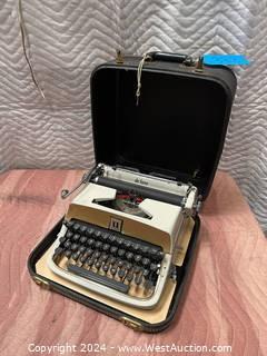 Underwood Deluxe Typewriter With Case 